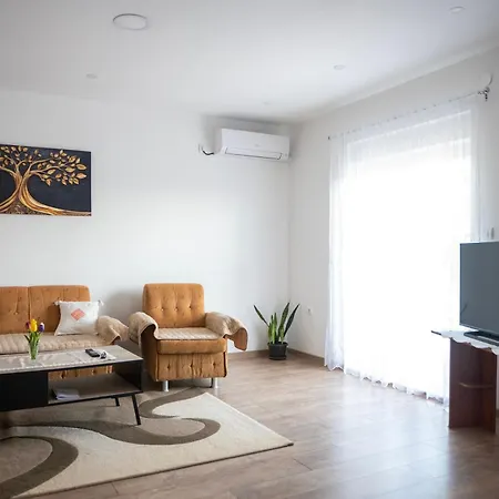 Spacious Family - 2 Bedrooms & Private Garage * Τρέμπινιε