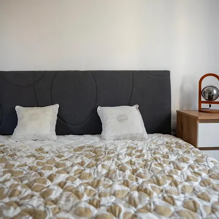 Spacious Family - 2 Bedrooms & Private Garage Διαμέρισμα *