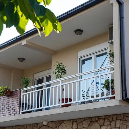 Spacious Family - 2 Bedrooms & Private Garage