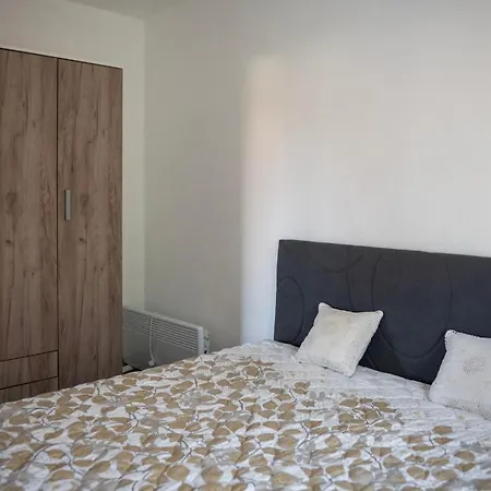 Spacious Family - 2 Bedrooms & Private Garage Τρέμπινιε